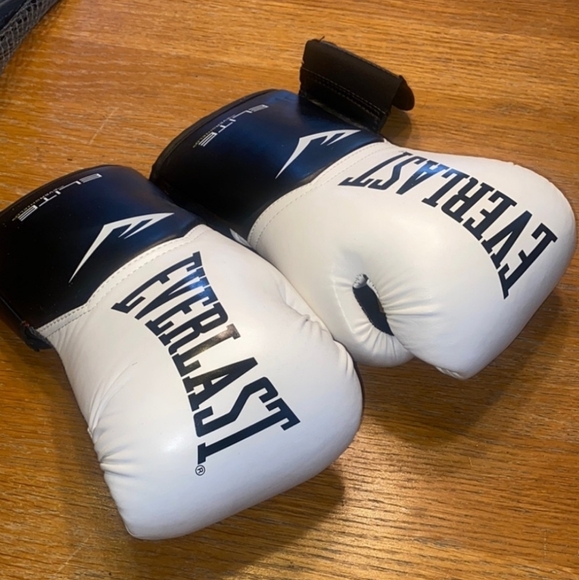 Everlast 12 Oz Pro Style Elite Gloves White Boxing Gloves - Picture 4 of 8